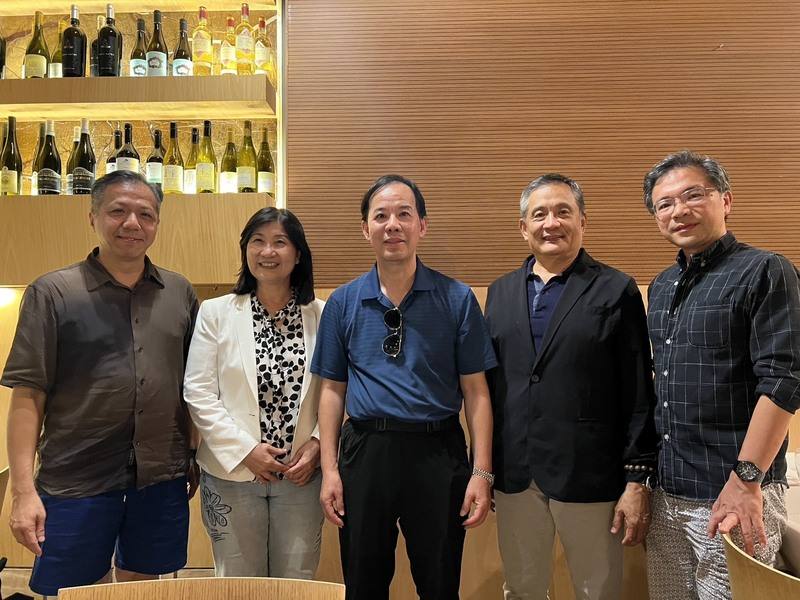 證基會董事長張振山（中）率多位投信業者訪義促進金融交流，成員包括康和證券董事長鄭大宇（左1）、國泰投信資深副總經理鄭立誠（右1）、投信投顧公會秘書長蔡麗玲（左2）、台北義大利商會會長李新穎（右2）。