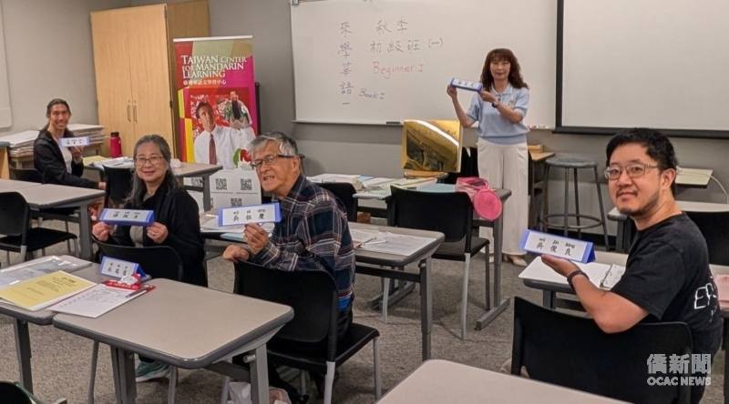 授課教師樊淑美向學員介紹本學期課程內容及教學模式。(矽谷中文學校臺灣華語文學習中心提供)