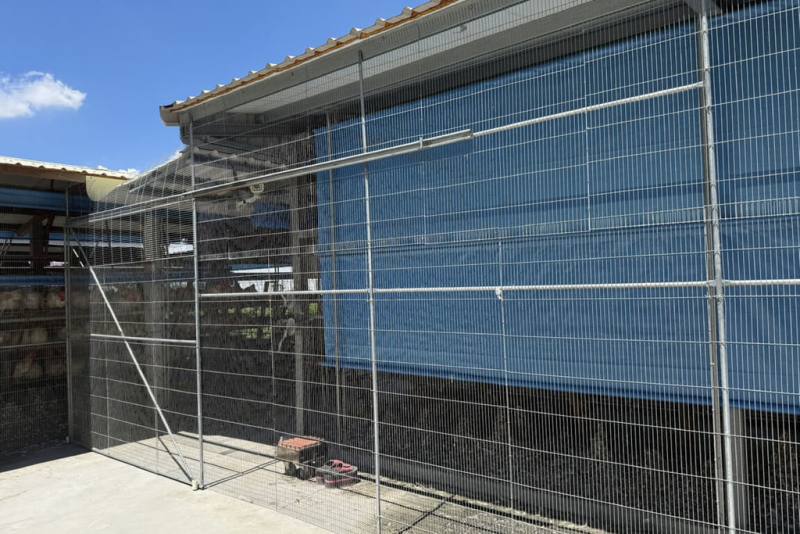 台南市政府9月起啟動養禽場強化禽流感防疫措施，輔導養禽業者設置完善圍網及防風措施。（台南市政府提供）