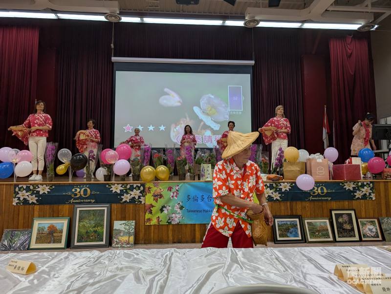 高齡九十歲賴星溪先生，帶來客家歌舞「採茶細妹」助陣演出。