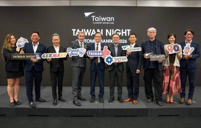 法蘭克福汽車零配件展8日至12日在德國舉行，台灣今年共有324家企業參展，駐德代表谷瑞生與法蘭克福展覽公司資深副總裁庫爾札夫斯基（Stephan Kurzawski）等9日出席「台灣之夜」活動，盼深化台德汽車產業交流合作。（駐德代表處提供）