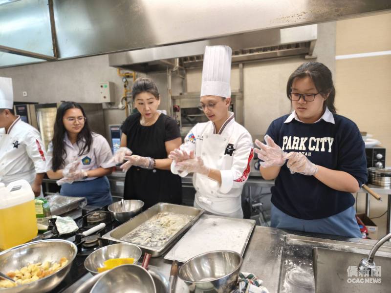 主廚助理陳瑞昌帶領來賓試做客家麻糬