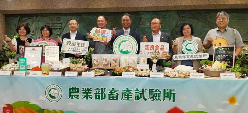 鹹蛋白因太鹹，以往多半被當廢棄物。農業部畜產試驗所10日介紹成功開發的「含纖鹹蛋白食品加工技術」，並已技轉給民間，可應用在三明治、刈包等多元料理。