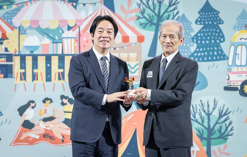 總統頒發「資深律師紀念牌」予獲獎者