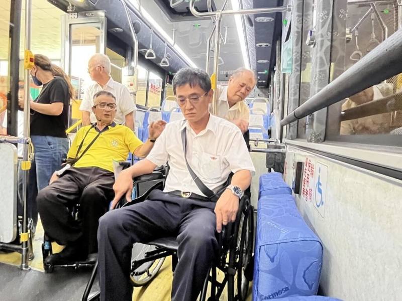 新竹市政府9日舉辦公車無障礙及性平服務體驗，安排客運駕駛坐上輪椅，實際感受進出車廂時，斜坡板坡度及震動可能帶來的不便。（新竹市政府提供）