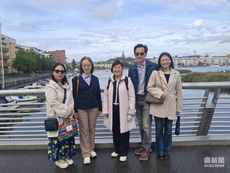 僑務委員會委員長徐佳青（中）、駐瑞典代表處大使葉非比（左2）視察僑民居住的Hammarby Sjörstad環保城