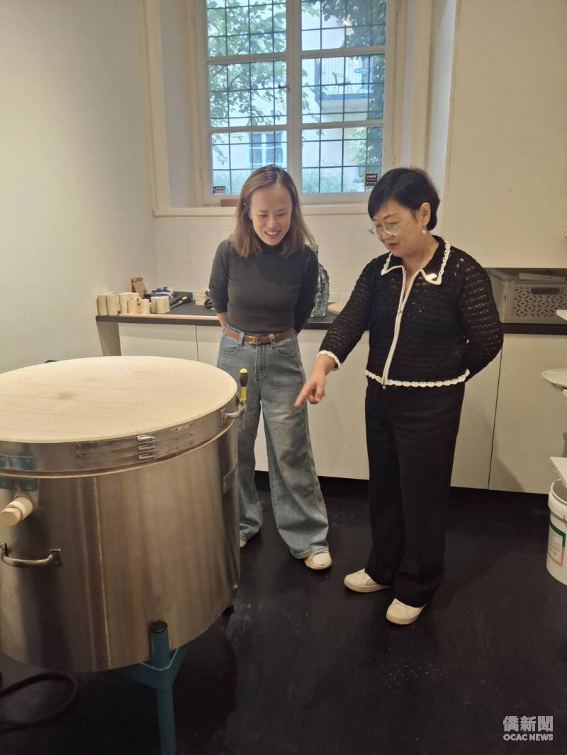 徐佳青關心陶藝設備的使用情形