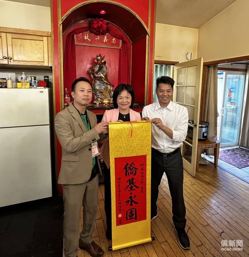 賴麗瑩（中）代表徐佳青致贈掛軸予砵崙協勝公會。