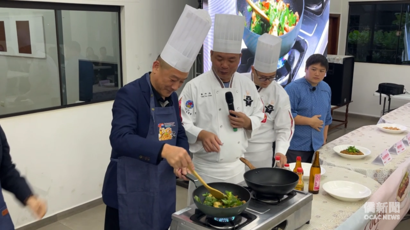 臺灣會館代理理事長杜德光(左1)親自下場體驗