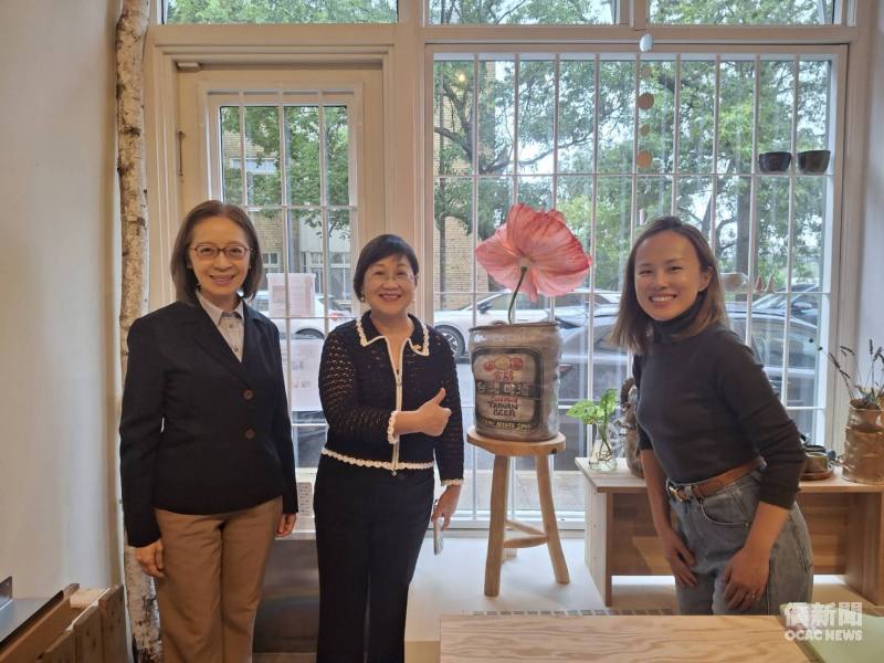 僑務委員會委員長徐佳青（中）、駐瑞典代表處大使葉非比（左）與旅居瑞典藝術工作者莊于萱（右）合影