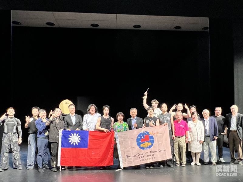 雙十國慶文化訪問團在波士頓完美演出後與貴賓們合影