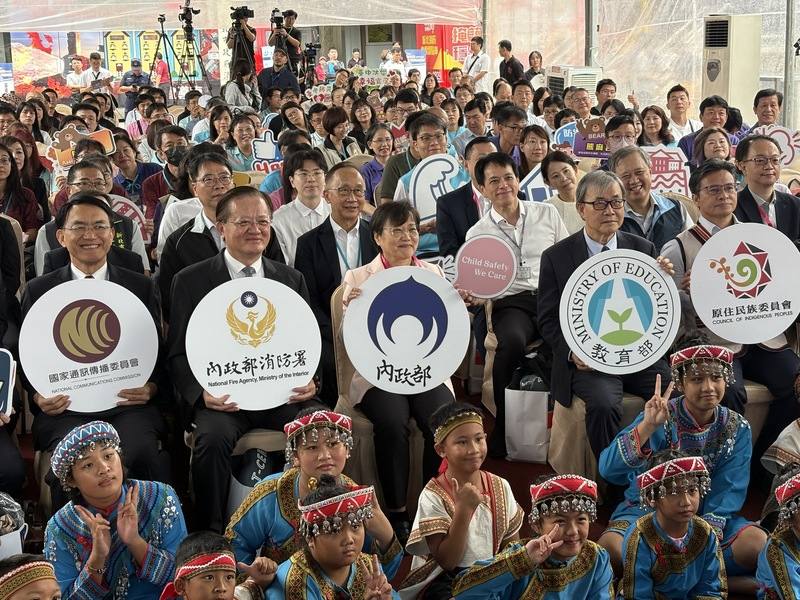 內政部與教育部11日攜手在新北市淡水區舉辦115年國家防災日系列活動啟動記者會，內政部長劉世芳（3排中）、教育部長鄭英耀（3排右2）、消防署長蕭煥章（3排左2）等人出席