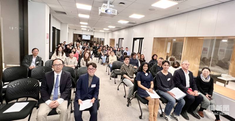 駐雪梨辦事處組長李弘文（前排左一）、中央研究院民族學研究所教授劉文（前排左二）；麥考瑞大學國際學院院長Julian Droogan（前排右二）、教授郭美芳（前排右一），與參加講座的麥考瑞大學師生及雪梨僑胞合影。
