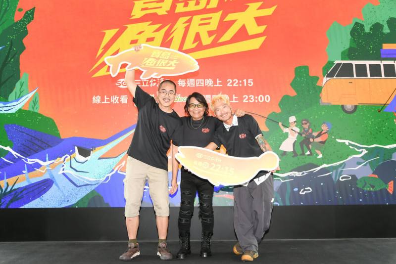 藝人沈文程（中）招牌實境節目「寶島漁很大」睽違多年重新出發，這次並與KID（林柏昇）（右）、食魚料理達人ELI（左）搭檔主持，3人10日開心出席首映會。（三立提供）