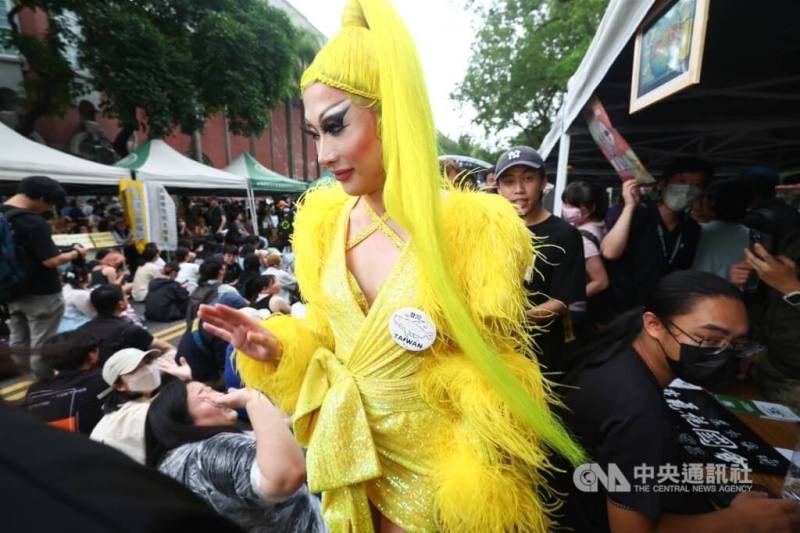 Nymphia Wind wave to fans at an event in Taipei. CNA file photo