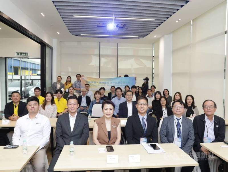 新竹縣政府率領台灣新創團隊10日在馬來西亞雪蘭莪州與當地新創及科技產業機構交流，盼尋找人工智慧、智慧製造等技術應用與市場合作機會，圖為與會人員合影。
