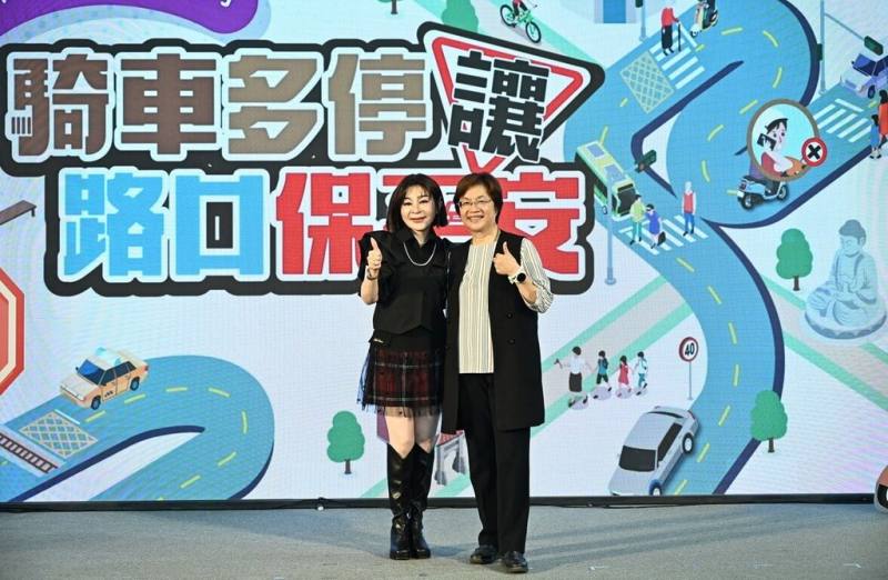 彰化縣政府11日舉辦交通安全月記者會，邀請藝人王彩樺（左）擔任交安大使，與彰化縣長王惠美（右）一同宣導交通安全，活動以「騎車多停讓 路口保平安」為主題。（彰化縣政府提供）