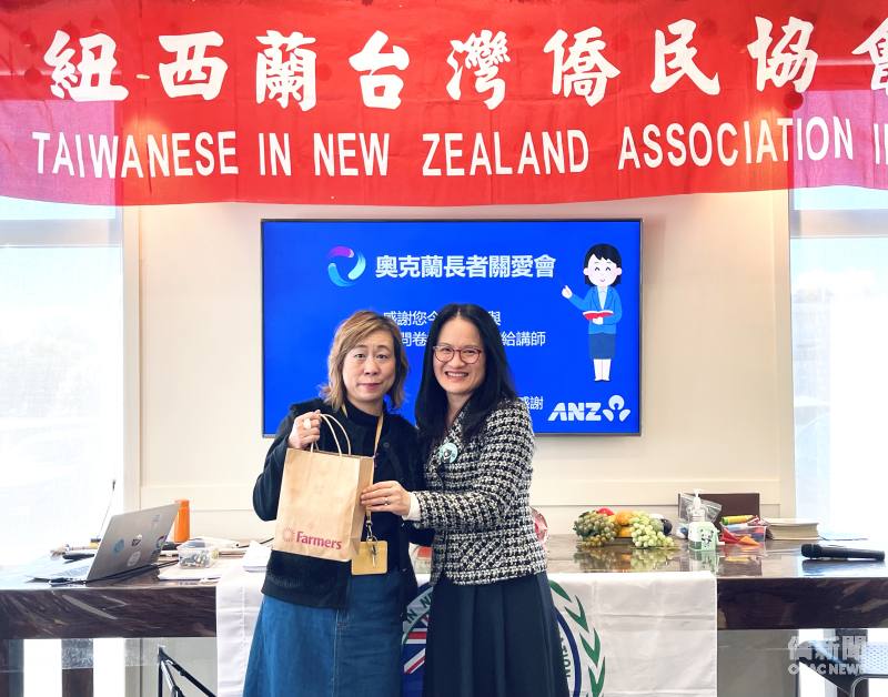 紐西蘭臺僑協會會長林佩宜(右)致贈中秋月餅給長者關愛會講師Cassandra Lee(左)