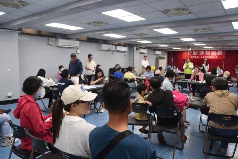 外交部行動領務服務10日前進澎湖地區，受理民眾申辦護照等一般領務。澎湖縣副縣長林皆興盼能爭取常設據點，嘉惠離島鄉親、減少民眾奔波。（澎湖縣政府提供）