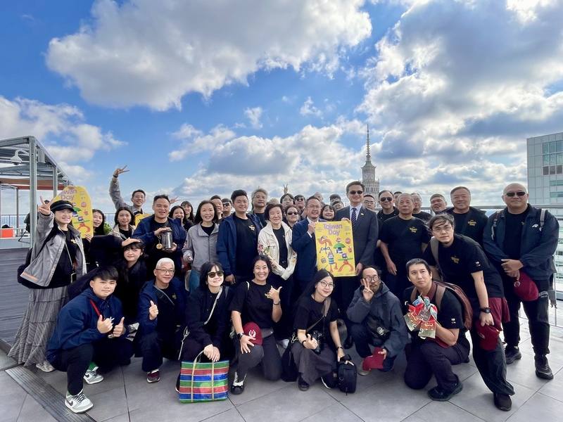 中華文化總會10日率領「Taiwan Day」團隊拜訪駐波蘭代表處，於代表處所在大樓頂樓露台合影留念。