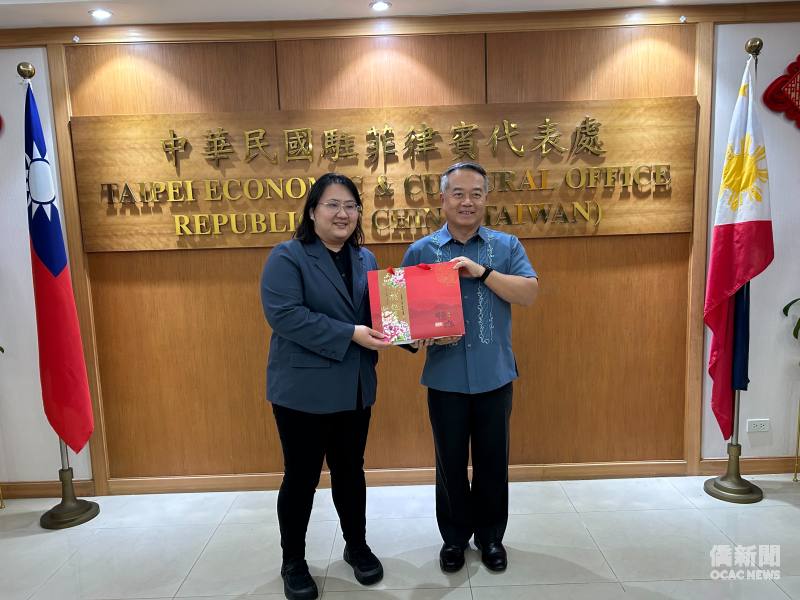 客家委員會客家青年諮詢委員范植皙（左）致贈紀念品予周民淦（右）。