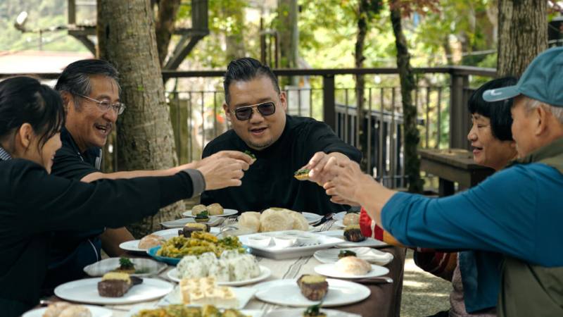 節目「風味轉身」最新一集，邀請名廚凌維廉（中）前進樂野部落，將復育的阿里山山葵創作成新料理。（鏡電視提供）