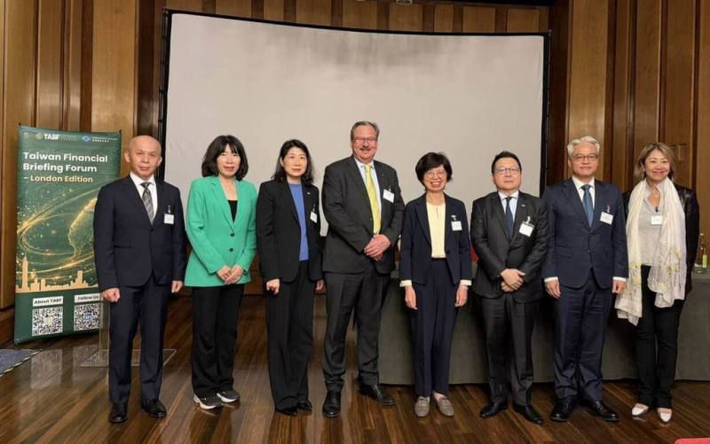 台灣金融研訓院9日舉辦台灣金融國際推廣論壇，圖為金管會副主委莊琇媛（右4）、台灣證交所董事長林修銘（右3）、台灣金融研訓院院長高一誠（右2）。（台灣金融研訓院提供）