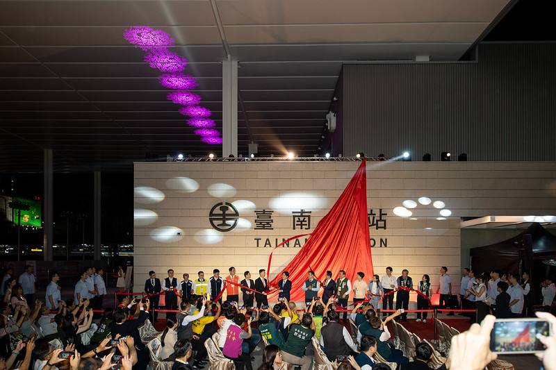 總統與現場貴賓一同進行揭牌及傳承儀式