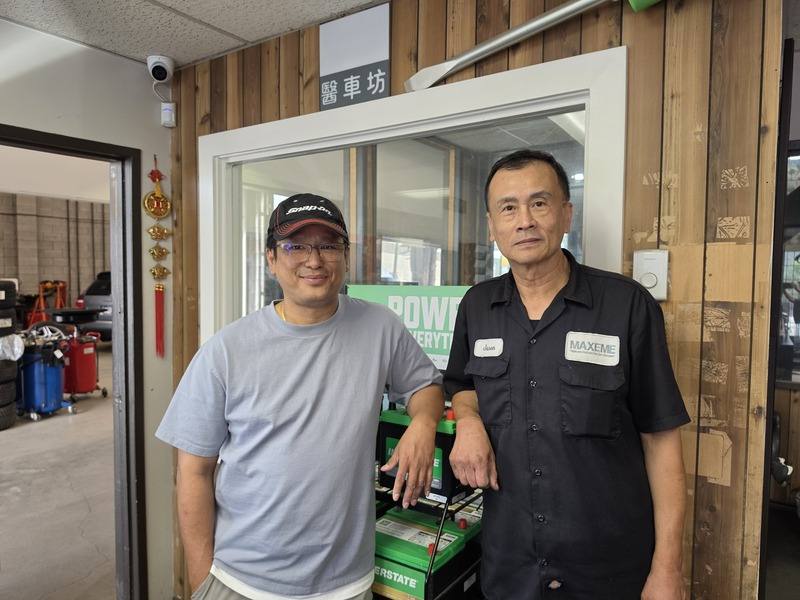 醫車坊維修廠合夥人張建宏（左）和李明勳（右）都感受到美國關稅造成的壓力，維修廠進貨成本不斷攀高，企業經營非常辛苦，但他們都相信加拿大選擇的道路是正確的。