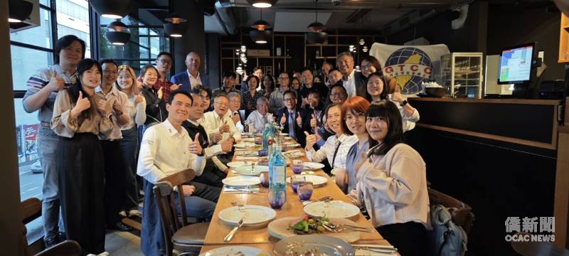 駐德國代表處大使谷瑞生與臺灣產業代表、旅德臺商及青商等與會人員合影。