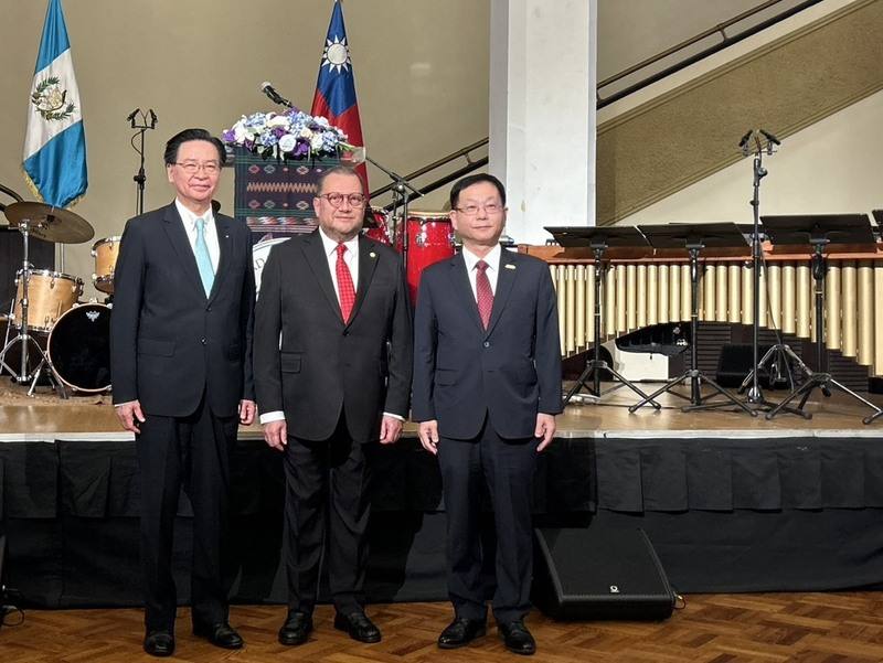 「瓜地馬拉共和國獨立205週年紀念日慶祝酒會」10日在台北舉行，瓜國駐台大使艾特維（Luis Raúl Estévez López）（中）、外交部常務次長葛葆萱（右）、國安會秘書長吳釗燮（左）皆出席。