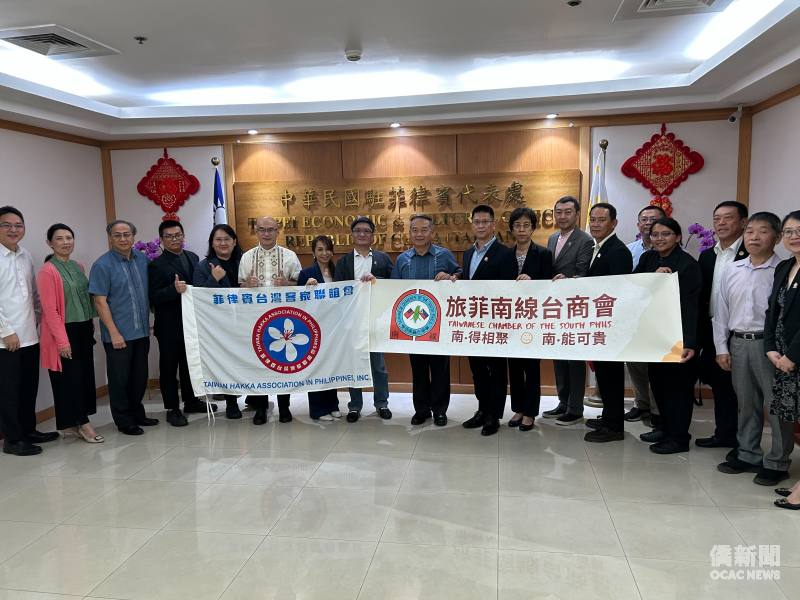 駐菲律賓代表處大使周民淦(中間藍衣者)與來訪臺灣青年、旅菲僑界及代表處同仁合影留念。