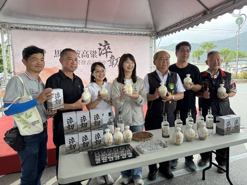 農糧署東區分署11日在光豐地區農會舉辦「淬韌－馬太鞍高粱酒」成果發表會，東區分署長林美華（左4）、金門陶瓷廠課長吳畇萱（左3）、光豐地區農會總幹事張明發（右3）及花蓮縣金讚農業生產合作社理事主席李建瑩（右2）等人出席。（飲酒過量有害健康；酒後勿開車；未成年請勿飲酒）