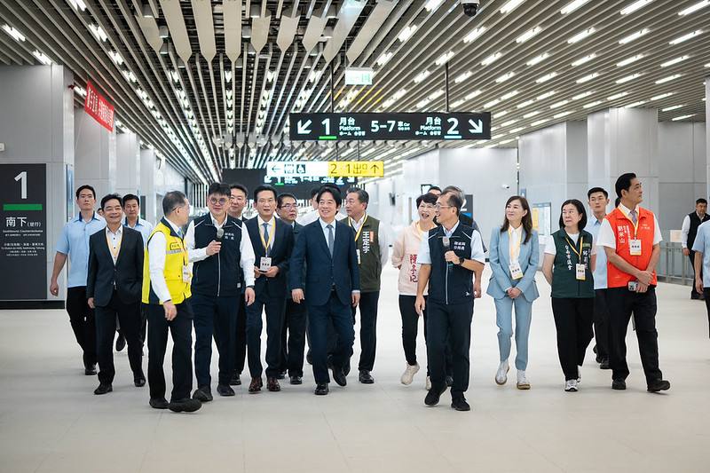總統視察車站川堂、中控室、月台等，實地了解臺南車站各項設施與服務