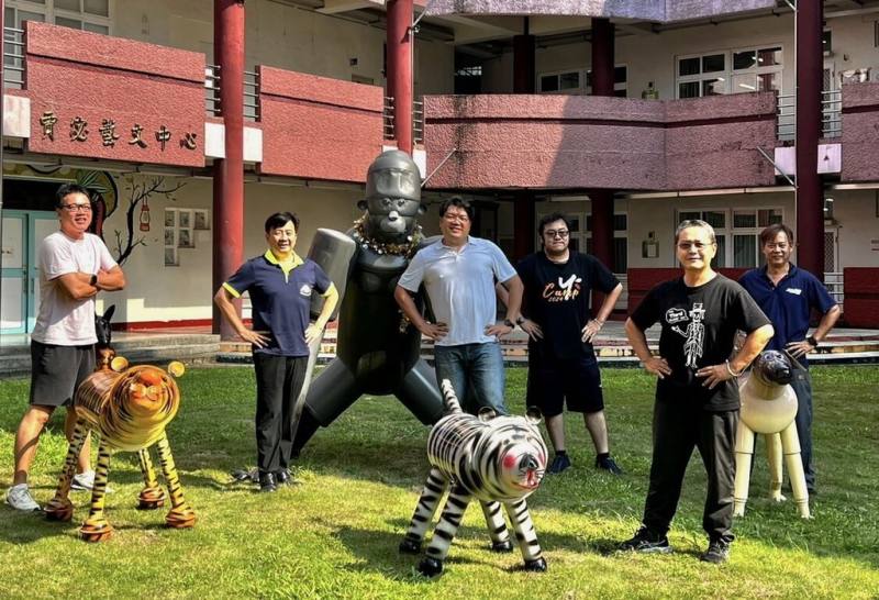 嘉義縣竹崎高中近日迎來一批趣味的藝術作品，民雄在地藝術家賴銘傳創作「嘉義鐵孩子」，以「破銅爛鐵」重新拆解、組合後，變成一件件具有表情與個性的動物藝術品，啟發學生環保意識與創意。（竹崎高中提供）