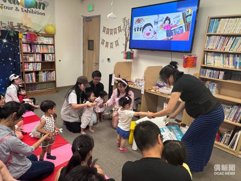 金山灣區文教中心圖書館九月份「Story Time中文故事時間」，讓孩子「玩中學、做中學」。