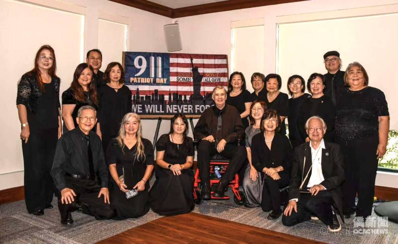 達拉斯華聲合唱團成員於「911事件25週年紀念會」合影