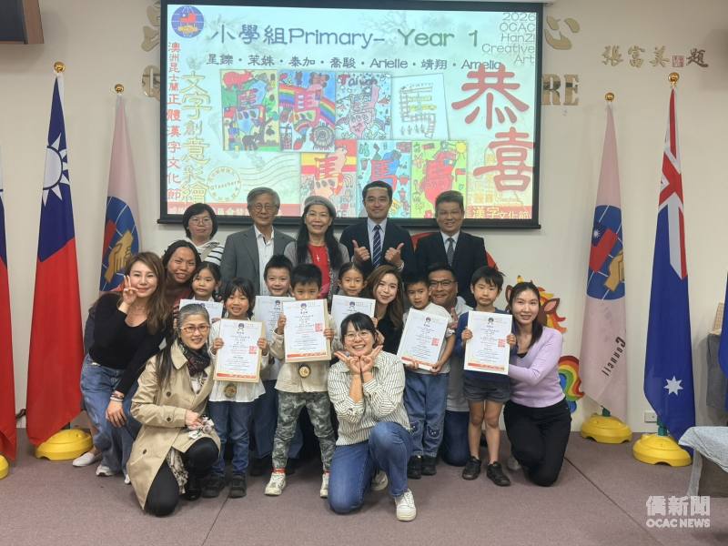 文字創意彩繪比賽得獎同學分享作品並合影