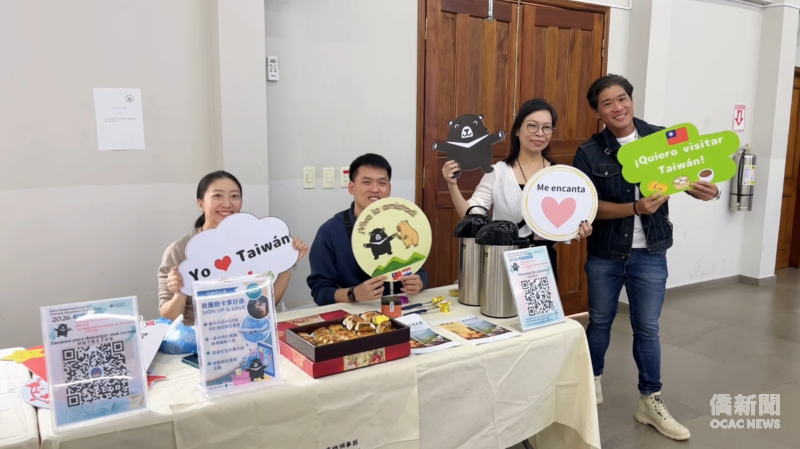 現場總領館設有i僑卡宣傳攤位，還準備了鳳梨酥與東方美人茶供來賓品嚐