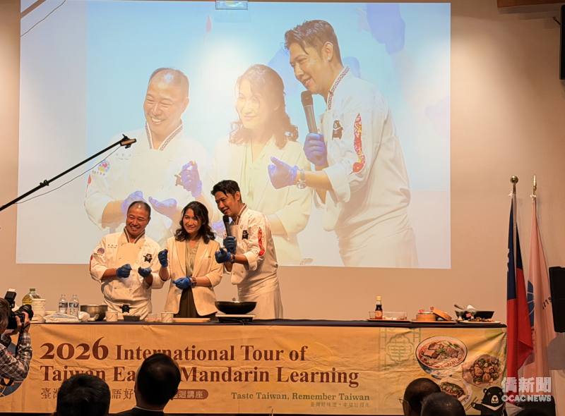 紐約文教中心主任王怡如與張克勤一同示範臺灣蔬食料理，並分享對臺灣美食文化的熱情。