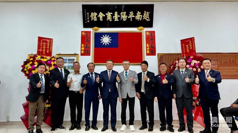 越南平陽臺灣商會「賴清德總統致贈匾額」揭牌儀式合影。
