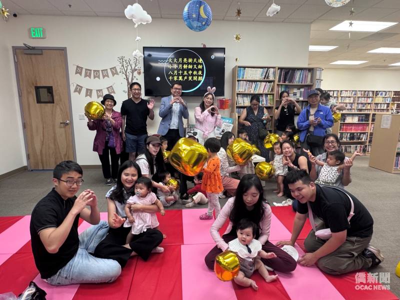 「Story Time中文故事時間」親子合影。