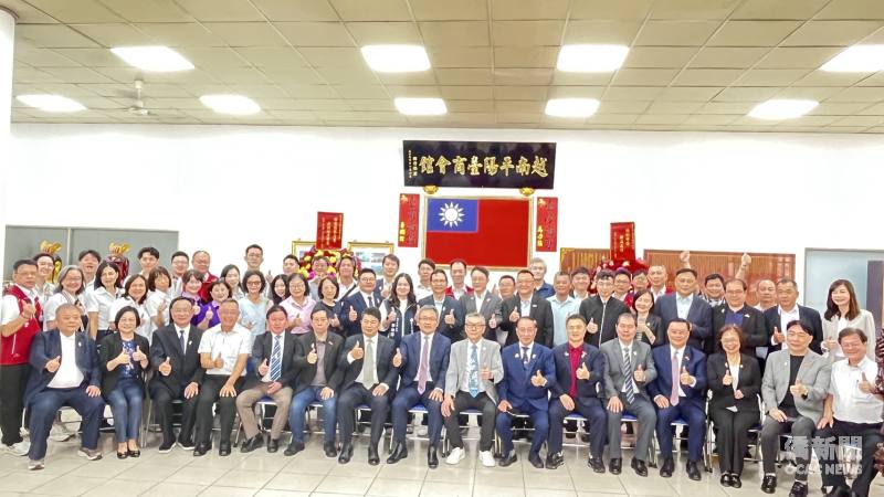 「越南平陽臺灣商會館」正式揭牌，全體貴賓合影見證臺商深耕越南、凝聚力量的重要時刻。