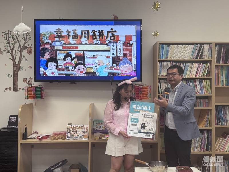 金山灣區文教中心主任王偉讚(右)介紹「i僑卡」並歡迎大家申請。