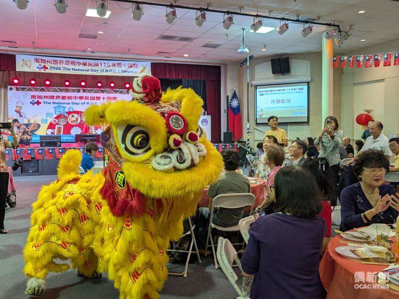 祥獅走入洛杉磯中心獻瑞，為南加僑界以「辦桌」慶祝雙十國慶揭開序幕。