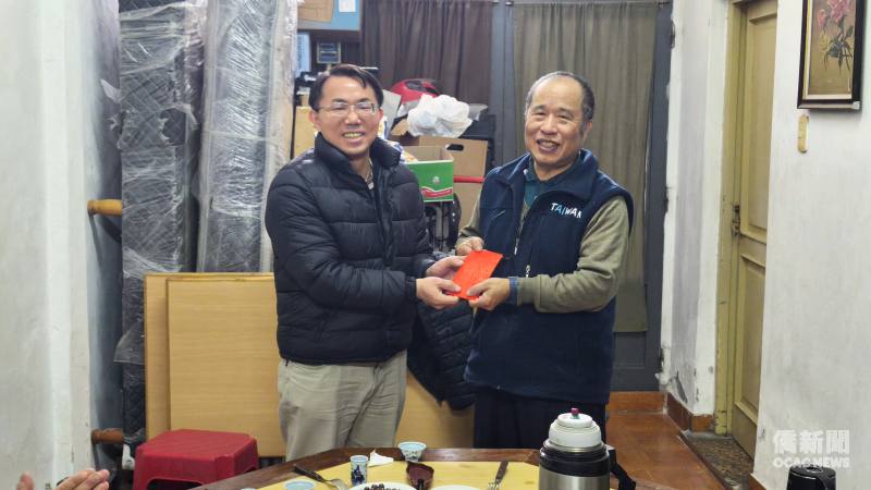 僑務秘書丁健民(左)致贈紅包支持華興中文學校Córdoba分校推動僑教工作，由校方代表許坤龍(右)接收。