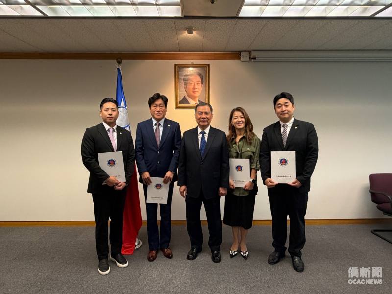 丘高偉代表與辦理搭僑計畫有功僑領合影