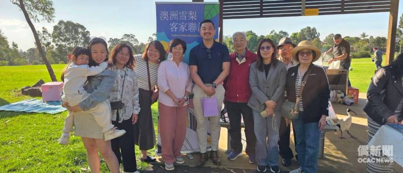 雪梨 Burwood 市議員 Alex Yang（中一）與雪梨客家聯誼會會長洪韶君（左四）、監事謝明達（右三）、雪梨文教中心主任江佳慧（右二）及僑務委員陳雪鳳（右一）合影，共同見證客家文化在雪梨社區的交流與傳承。