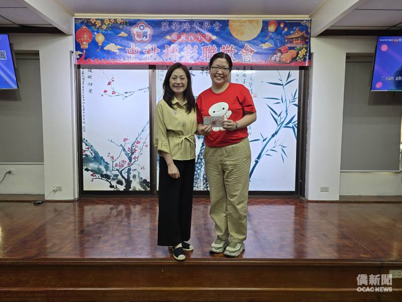 梁俊如（左）與中獎「馬尼拉—台北—馬尼拉」來回機票的幸運得主林清寶（右）合影留念。