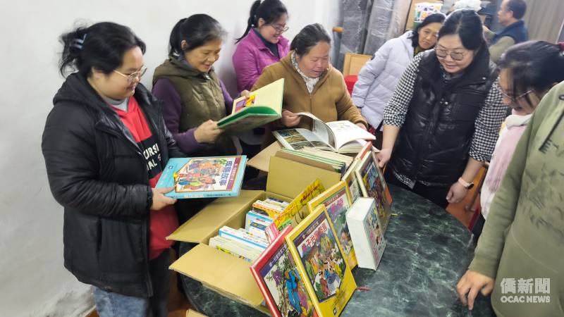 華興中文學校Córdoba分校教師翻閱此次捐贈的華語閱讀書籍，對書籍種類多元且符合學生閱讀需求表示欣喜。
